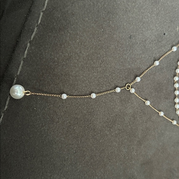 Elegant Pearl and Gold Necklace - Picture 2 of 4